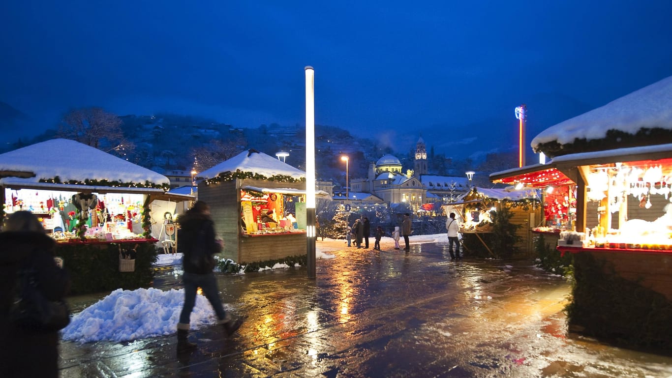 Weihnachtsmarkt Meran: Mit Blick auf die Alpen wird es hier besonders gemütlich.