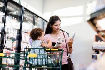Eine Mutter mit Baby beim Einkaufen
