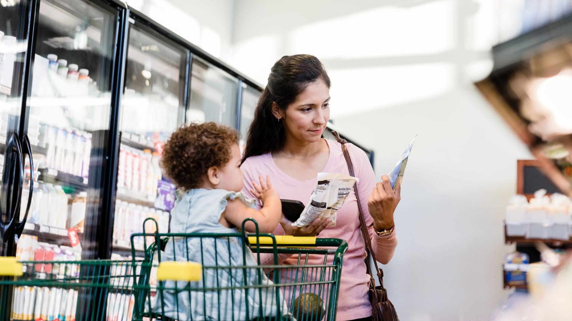 Eine Mutter mit Baby beim Einkaufen