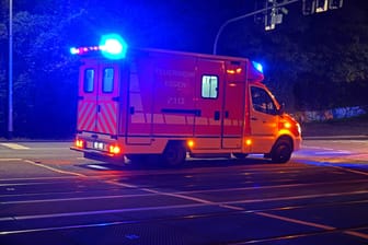 Rettungswagen im Ruhrgebiet (Symbolfoto): In Mönchengladbach wurde ein junger Mann schwer verletzt.