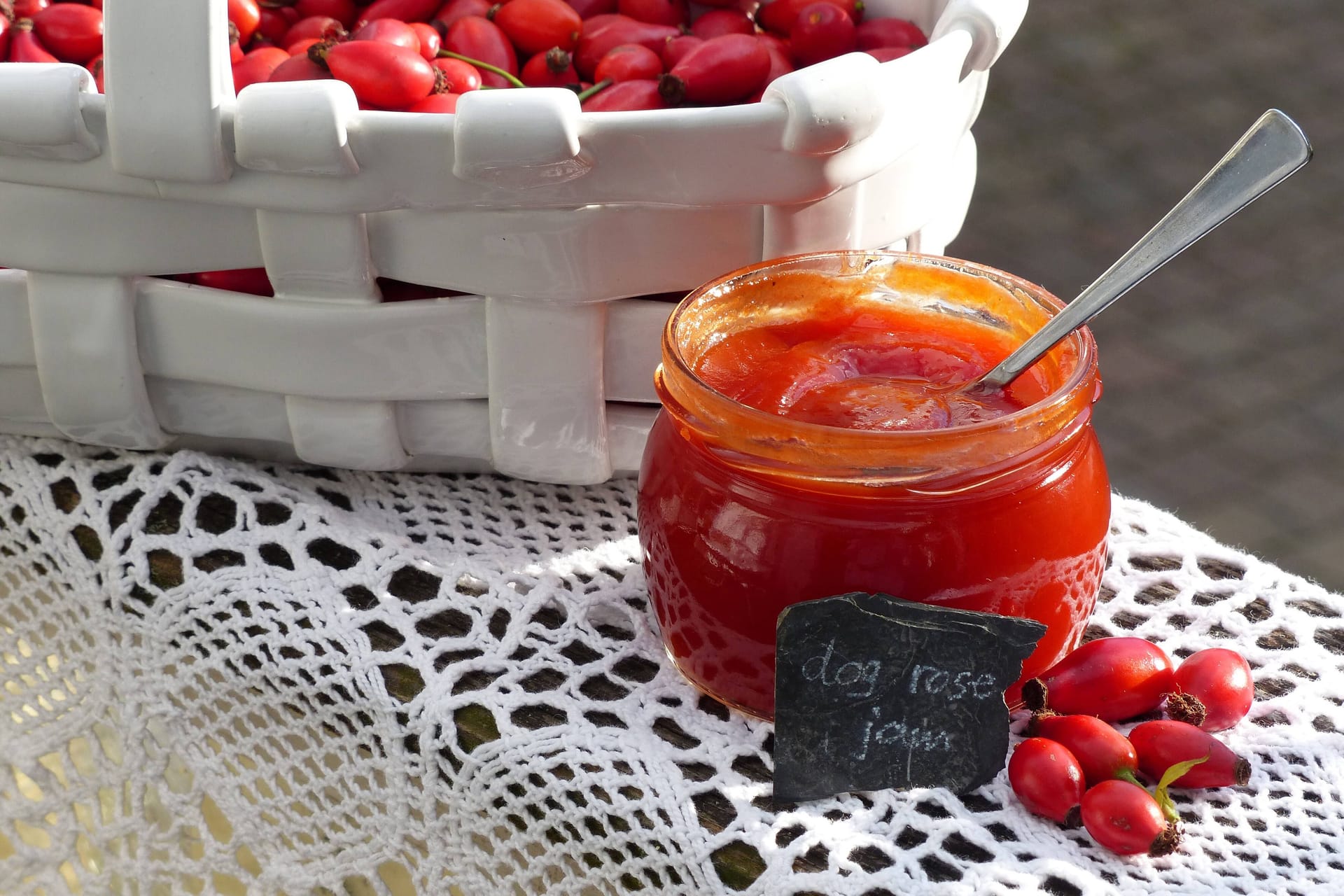 Hagebutten reifen im Herbst und können ab September geerntet und eingekocht werden.