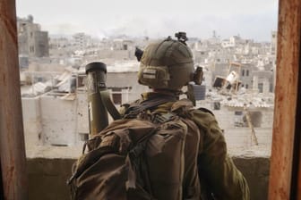 Ein israelischer Soldat blick auf den Gaza-Streifen: Die israelische Armee bekämpft mit einer Bodenoffensive Strukturen der Terrororganisation Hamas.