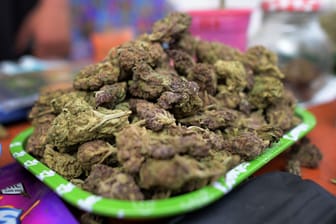 Getrocknetes Cannabis (Symbolbild): Die Bundesregierung will in Zukunft den Besitz von bis zu 50 Gramm "Gras" erlauben.