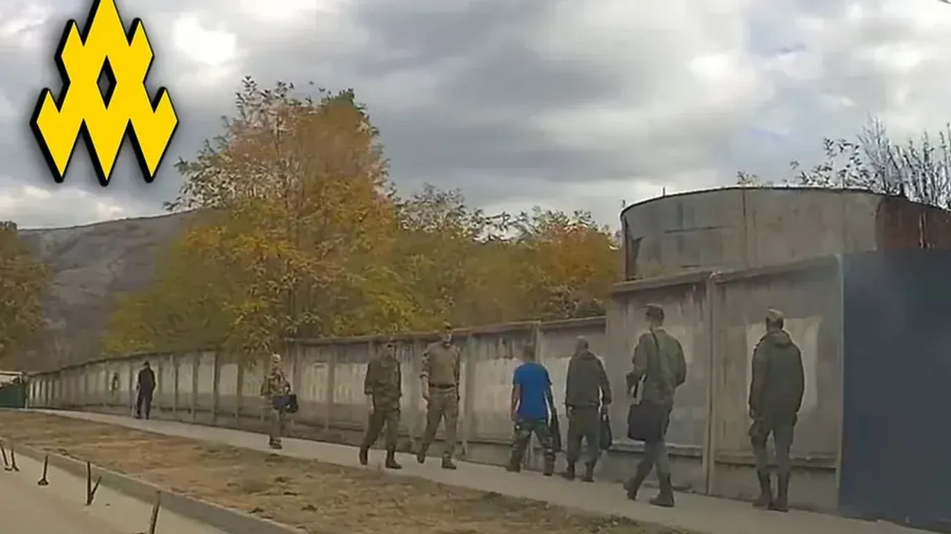 Russische Soldaten vor dem Quartier der 126. Küstenverteidigungsbrigade auf der Krim.