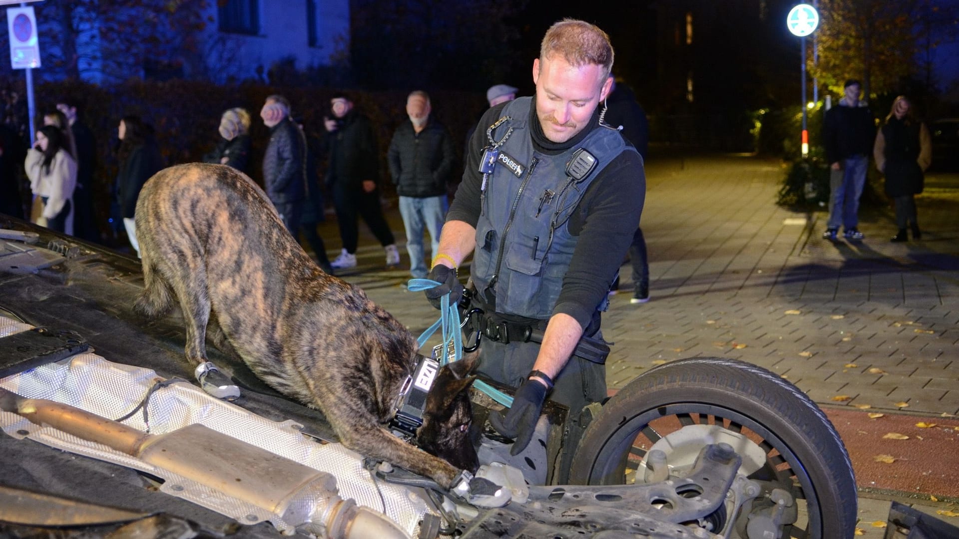 Unfall Fürth Waldstr.44, BMW kommt nach links von der Fahrbahn ab und kollidiert mit einem Mercedes, im Anschluss überschlug sich der BMW und blieb auf dem Dach liegen, eine Person leicht verletzt, 08.11.2023, ToMa/Grau