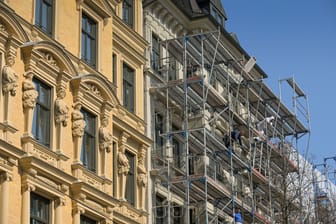 Häuserfassaden in Hamburg (Symbolbild): Der schwedische Wohnungskonzern Heimstaden hat die Wohnung der Akelius GmbH übernommen.
