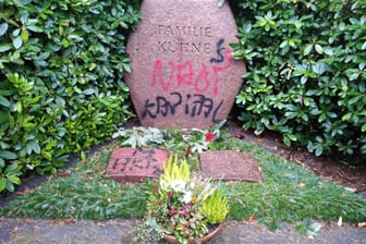 Das Grab von Alfred Kühne, Vater des HSV-Gönners Klaus-Michael Kühne: Das Graffiti nimmt Bezug auf die Familiengeschichte.
