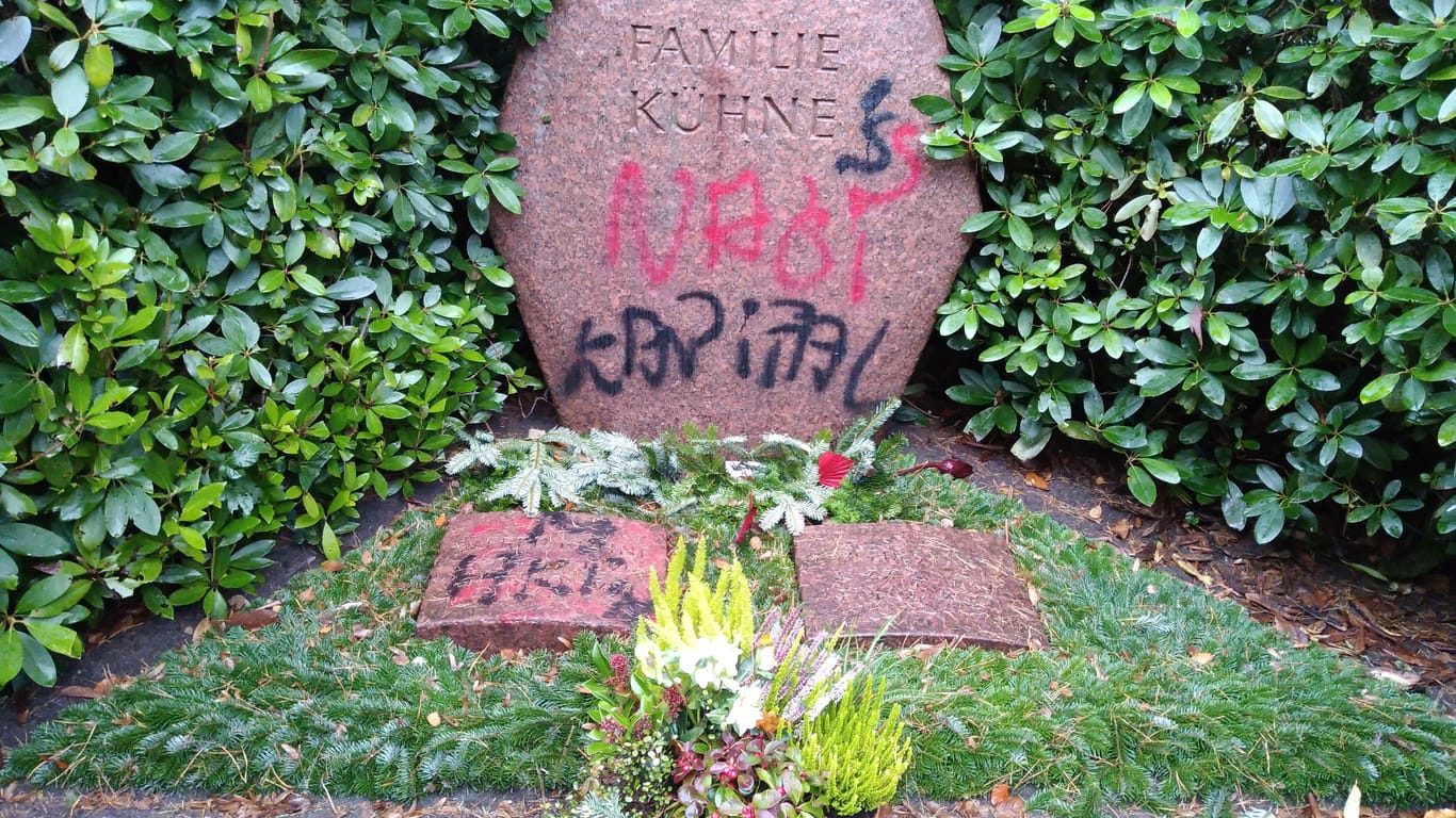Das Grab von Alfred Kühne, Vater des HSV-Gönners Klaus-Michael Kühne: Das Graffiti nimmt Bezug auf die Familiengeschichte.