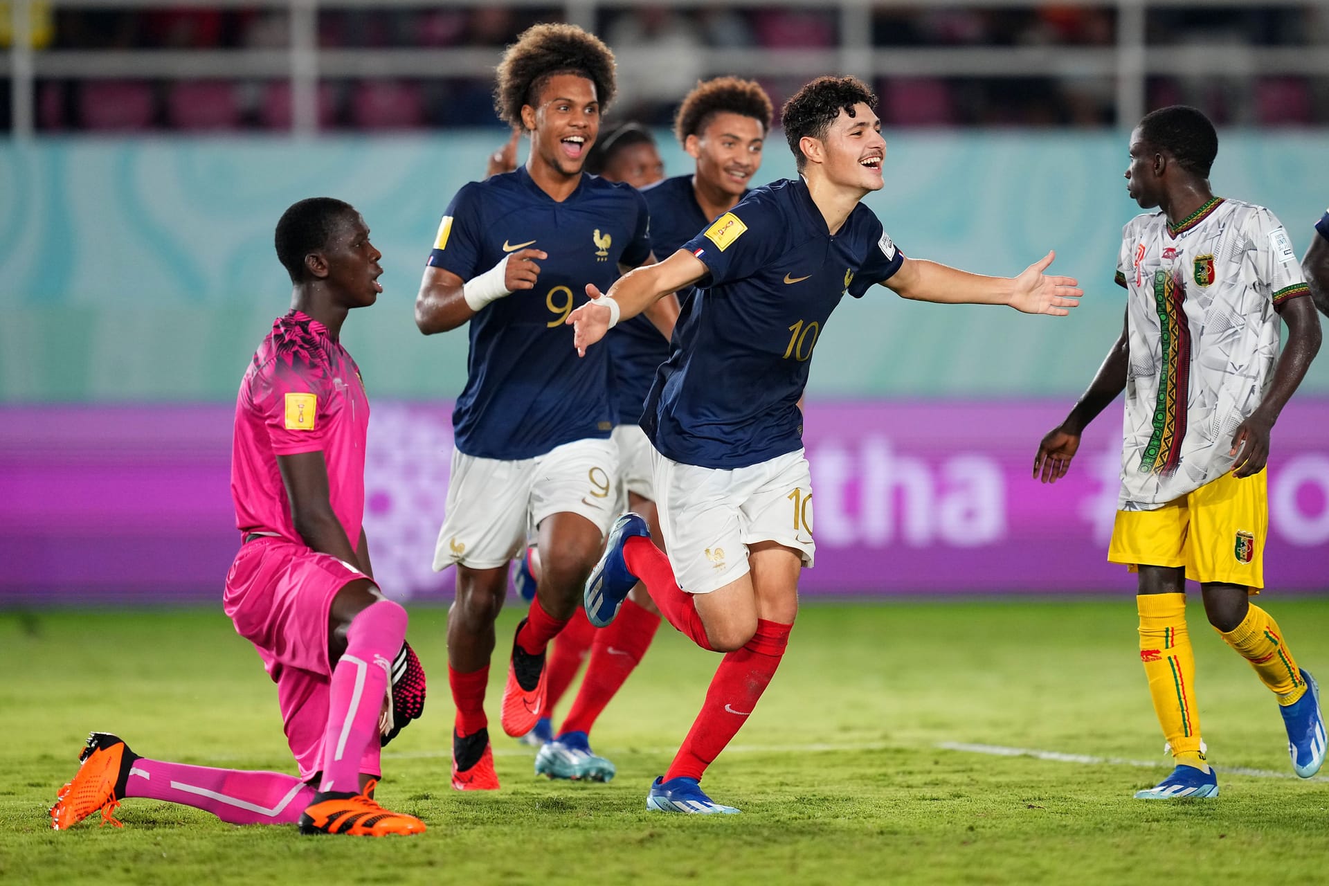 Ismail Bouneb lässt sich feiern: Der Mittelfeldmann vom FC Valenciennes erzielte das Siegtor der Franzosen.