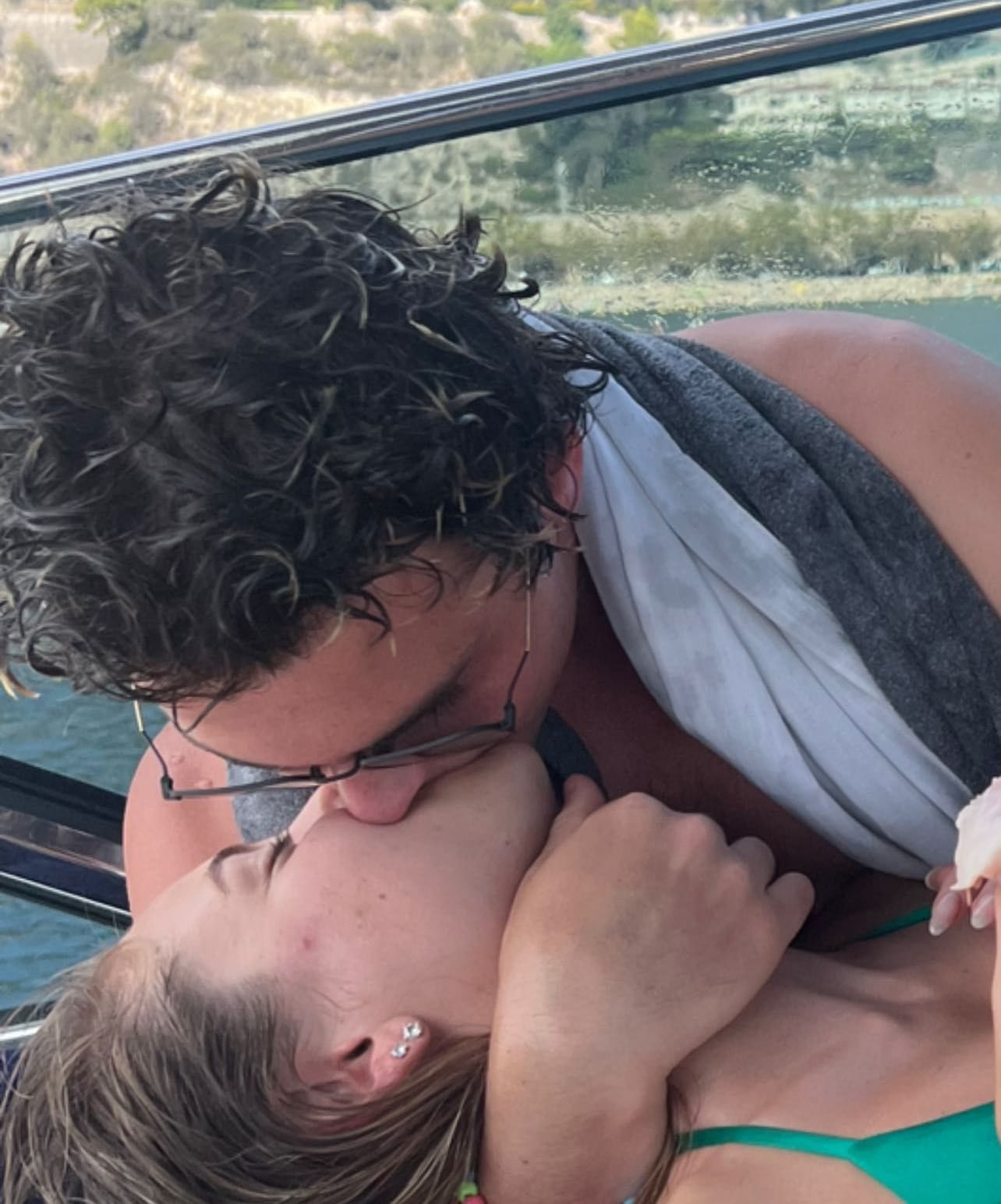 Leni Klum und Aris Rachevsky küssen sich