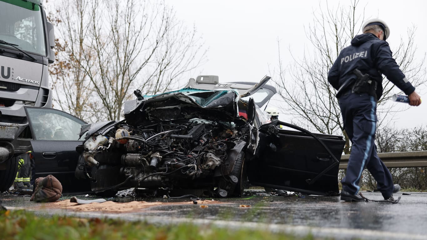 Tödlicher Unfall auf der B470 bei Nürnberg: Ein Auto und ein Lkw sind dort kollidiert.