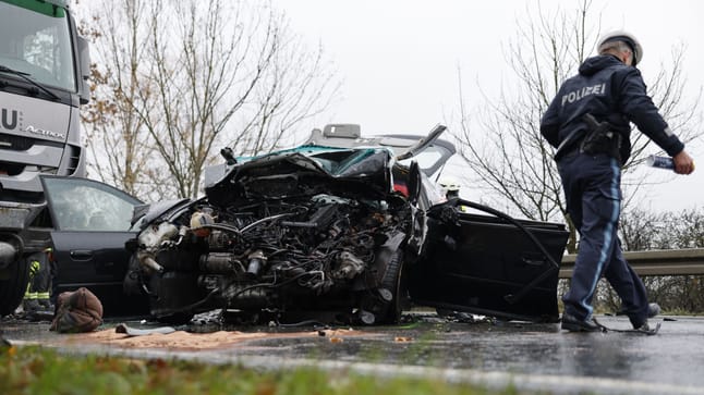 Bei Nürnberg: Autofahrer Verstirbt Nach Frontalcrash Mit Lkw Auf Der B470