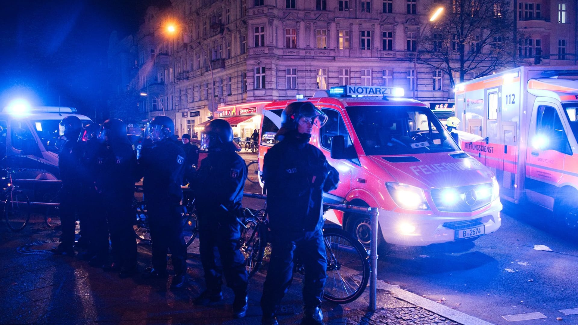 Berlin: Einsatzkräfte und Einsatzfahrzeuge von Polizei und Feuerwehr stehen an der Sonnenallee. In Berlin-Neukölln ist am Samstagabend eine Kugelbombe neben einem Funkwagen gezündet worden.