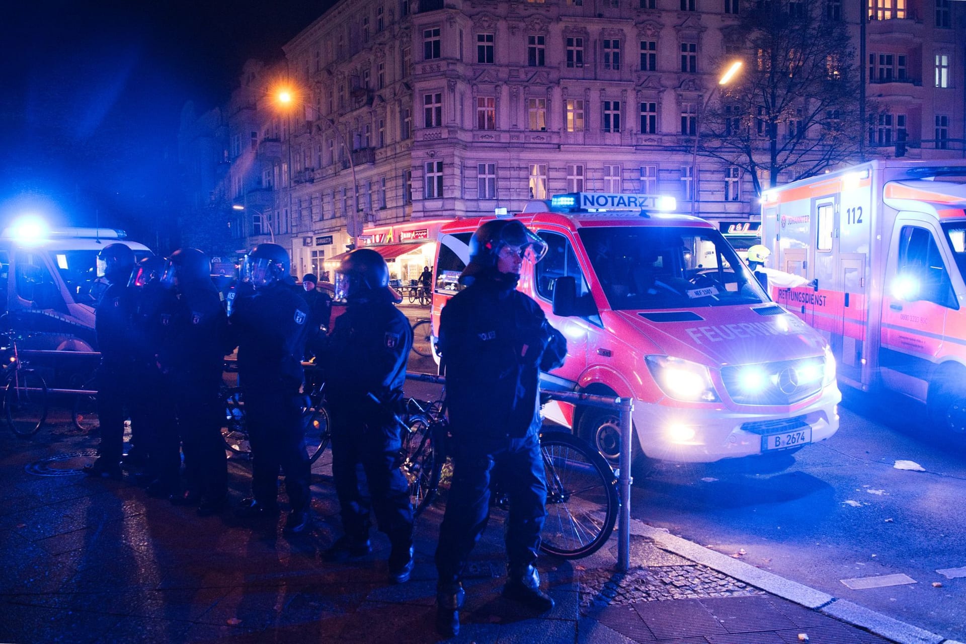 Berlin: Einsatzkräfte und Einsatzfahrzeuge von Polizei und Feuerwehr stehen an der Sonnenallee. In Berlin-Neukölln ist am Samstagabend eine Kugelbombe neben einem Funkwagen gezündet worden.