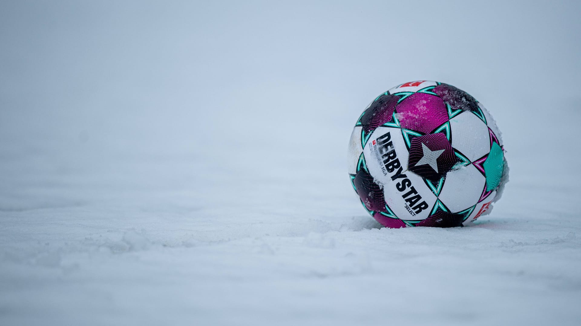 Ein Fußball im Schnee (Symbolbild): Das Wetter sorgt für Probleme. Ein Fußball im Schnee (Symbolbild): Das Wetter sorgt für Probleme.