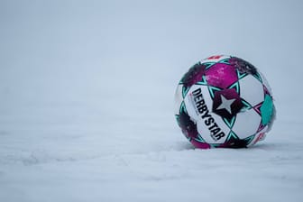Ein Fußball im Schnee (Symbolbild): Das Wetter sorgt für Probleme.