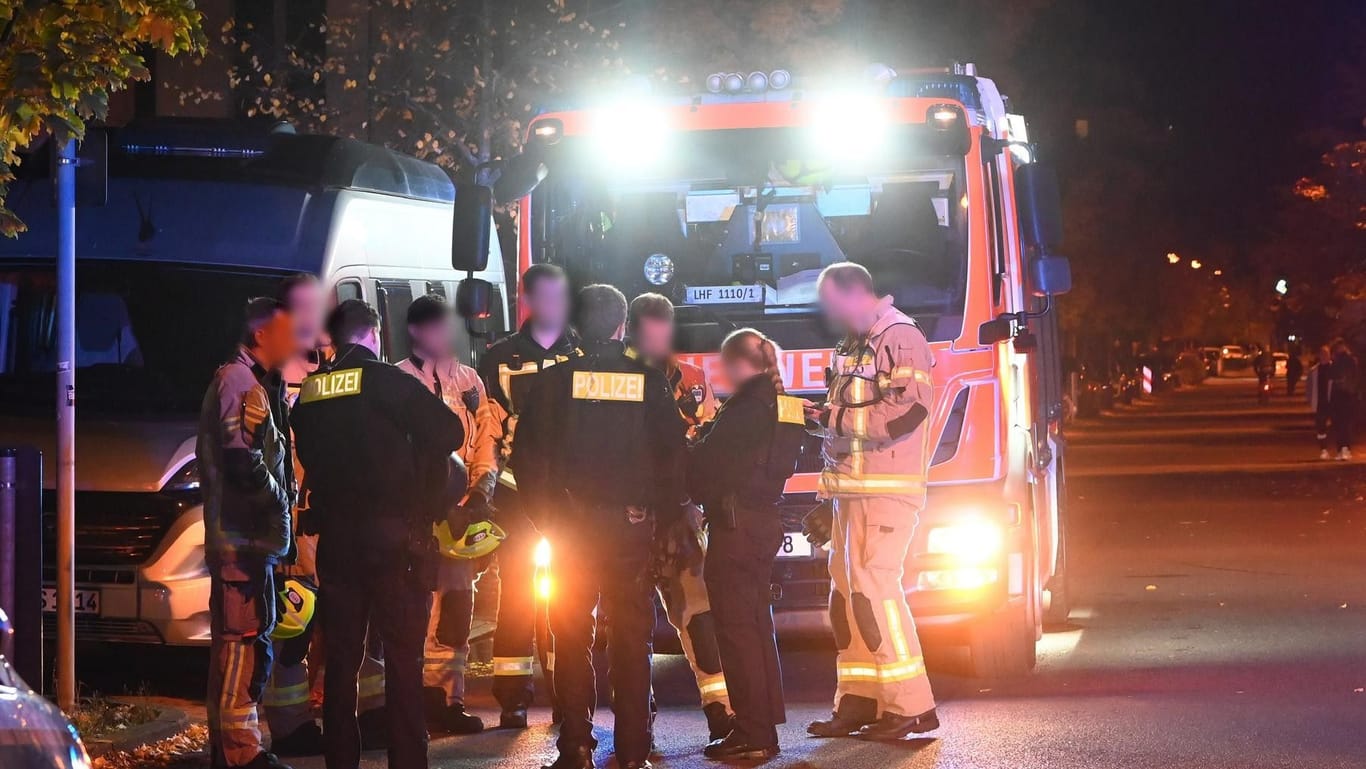 Personen der Feuerwehr mit der Polizei: Bei einem Einsatz sind Rettungskräfte in Berlin attackiert worden.