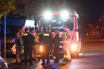 Personen der Feuerwehr mit der Polizei: Bei einem Einsatz sind Rettungskräfte in Berlin attackiert worden.