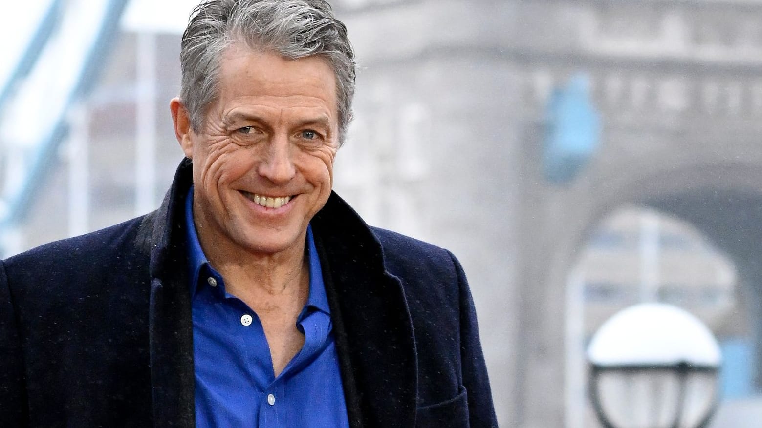 Hugh Grant: Der 63-Jährige überraschte mit einem Pärchenauftritt.