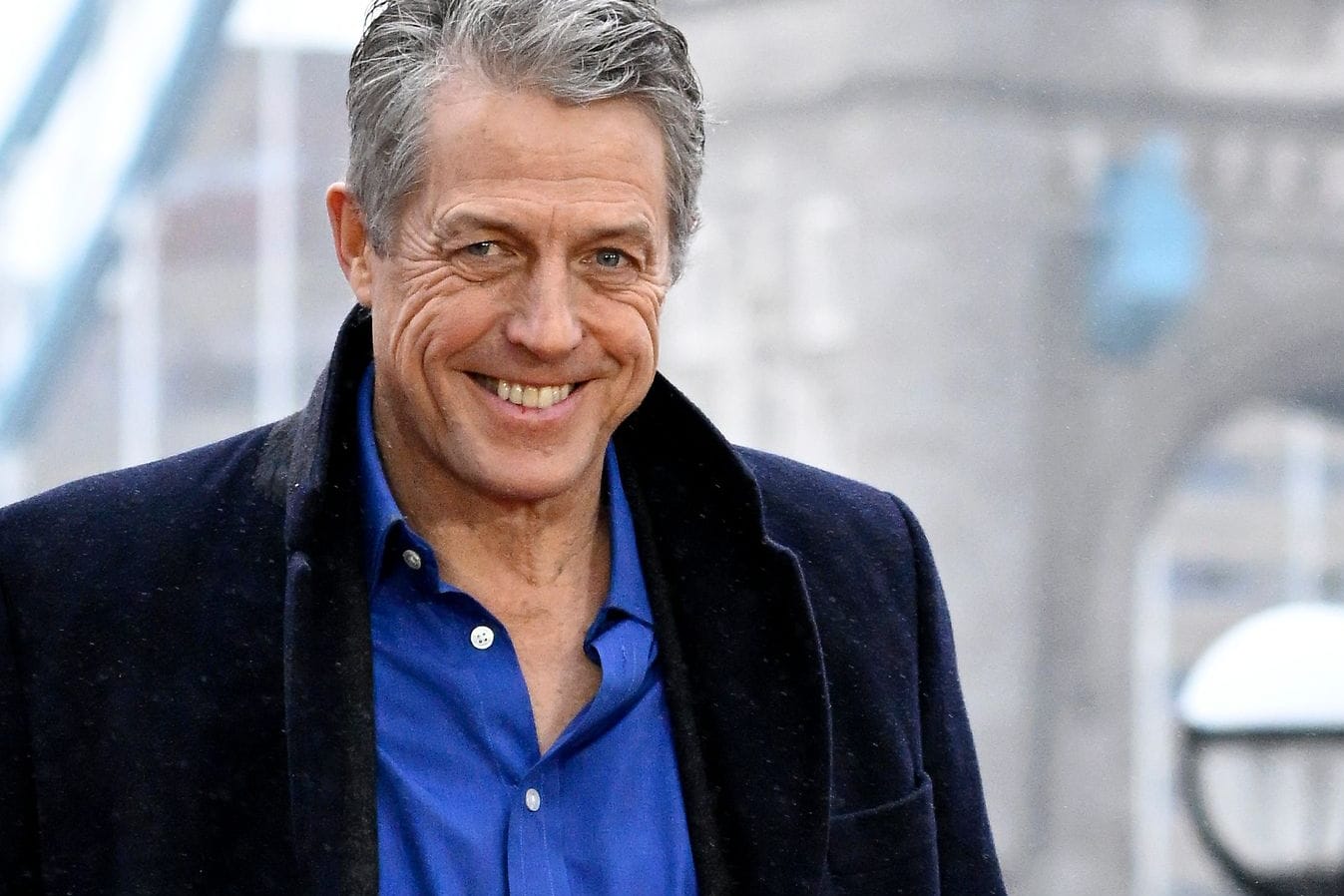 Hugh Grant: Der 63-Jährige überraschte mit einem Pärchenauftritt.