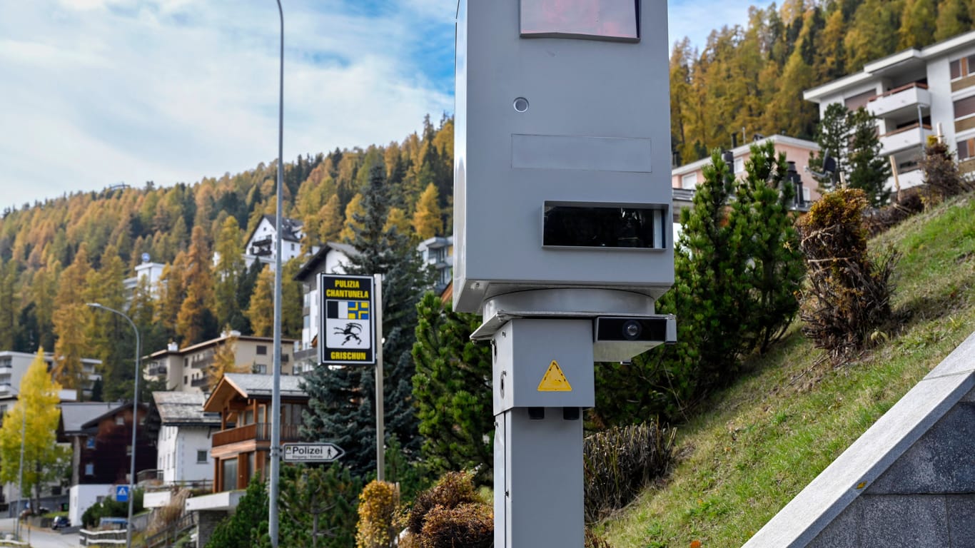 Radarkasten in St. Moritz in der Schweiz: Ab 2024 können Knöllchen auch in Deutschland vollstreckt werden.