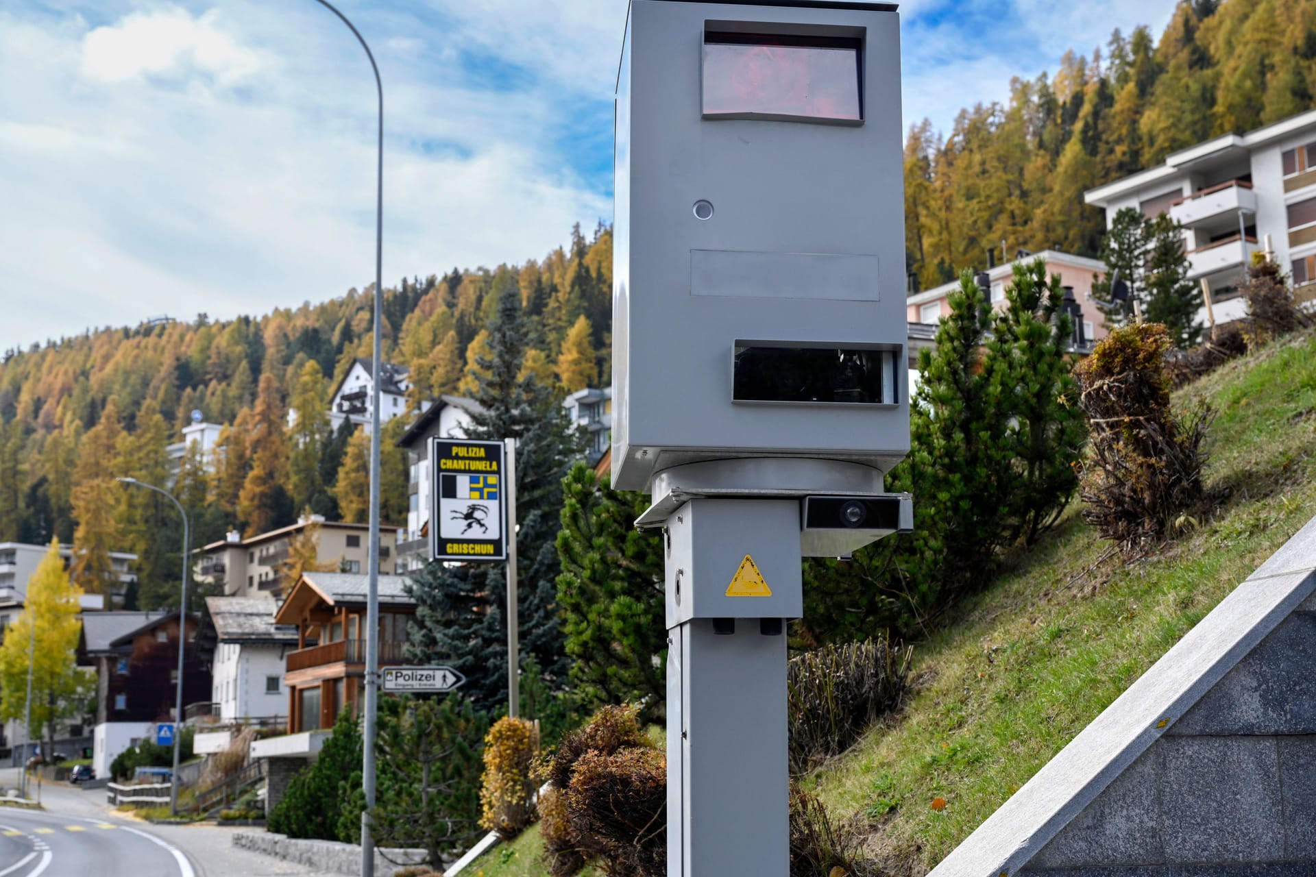 Radarkasten in St. Moritz in der Schweiz: Ab 2024 können Knöllchen auch in Deutschland vollstreckt werden.