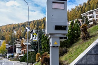 Radarkasten in St. Moritz in der Schweiz: Ab 2024 können Knöllchen auch in Deutschland vollstreckt werden.