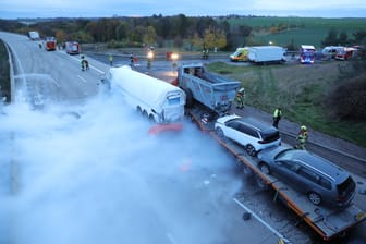 Teppich aus Stickstoff: Auf der A4 bei Dresden hat es einen Unfall mit drei Lastwagen gegeben.