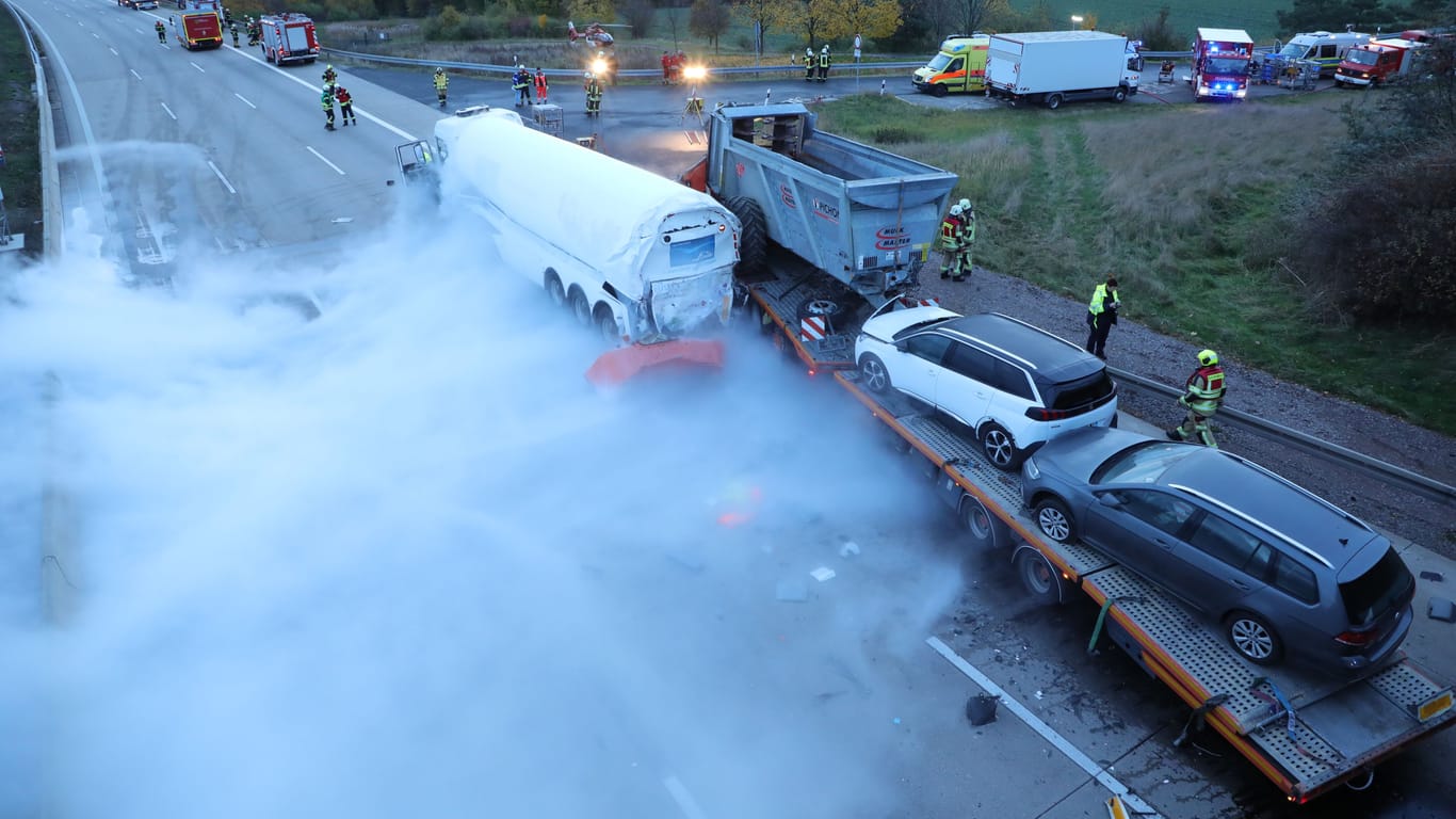 Teppich aus Stickstoff: Auf der A4 bei Dresden hat es einen Unfall mit drei Lastwagen gegeben.