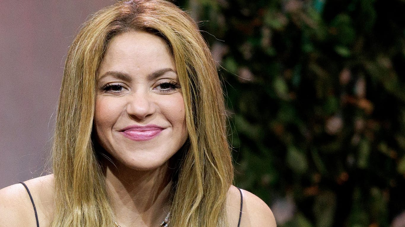 Shakira sorgte bei den Latin Grammy Awards mit ihrem extravaganten Outfit für Aufsehen.