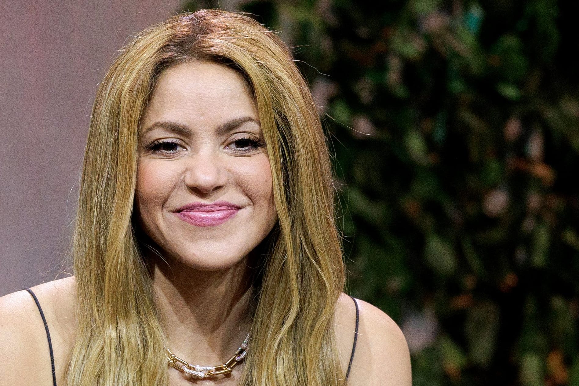 Shakira sorgte bei den Latin Grammy Awards mit ihrem extravaganten Outfit für Aufsehen.