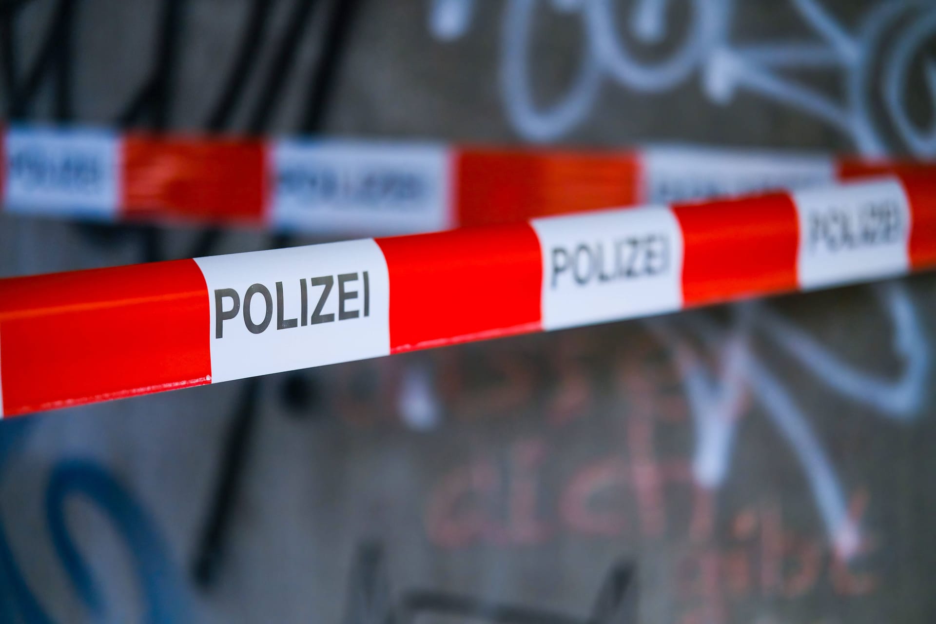 Polizeiabsperrung (Symbolbild): Die Zahl der Femizide sind weltweit gestiegen.