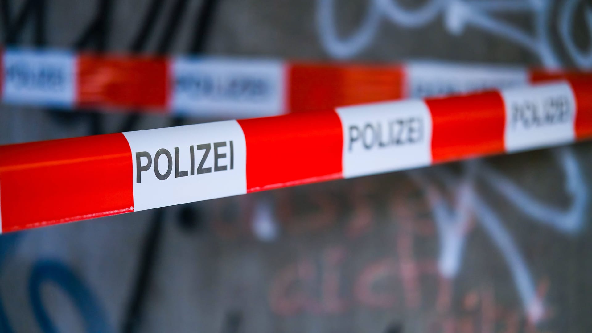 Polizeiabsperrung (Symbolbild): Die Zahl der Femizide sind weltweit gestiegen.