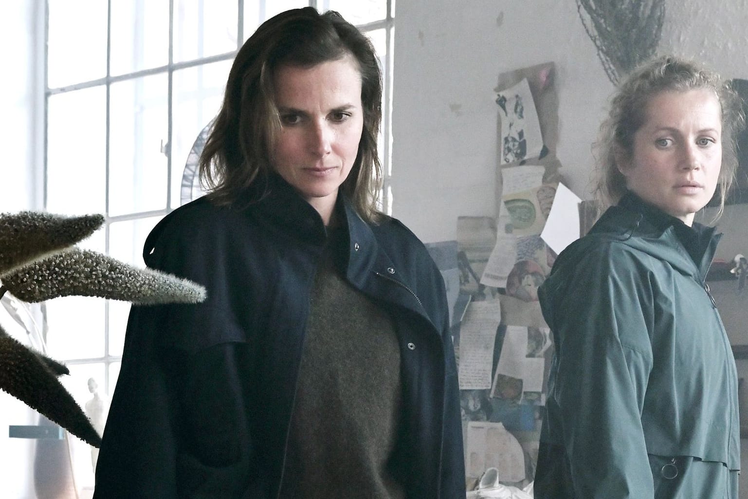 "Tatort: Was ihr nicht seht": Am Sonntag ermitteln die Dresdner Kommissarinnen Karin Gorniak (Karin Hanczewski) und Leonie Winkler (Cornelia Gröschel).
