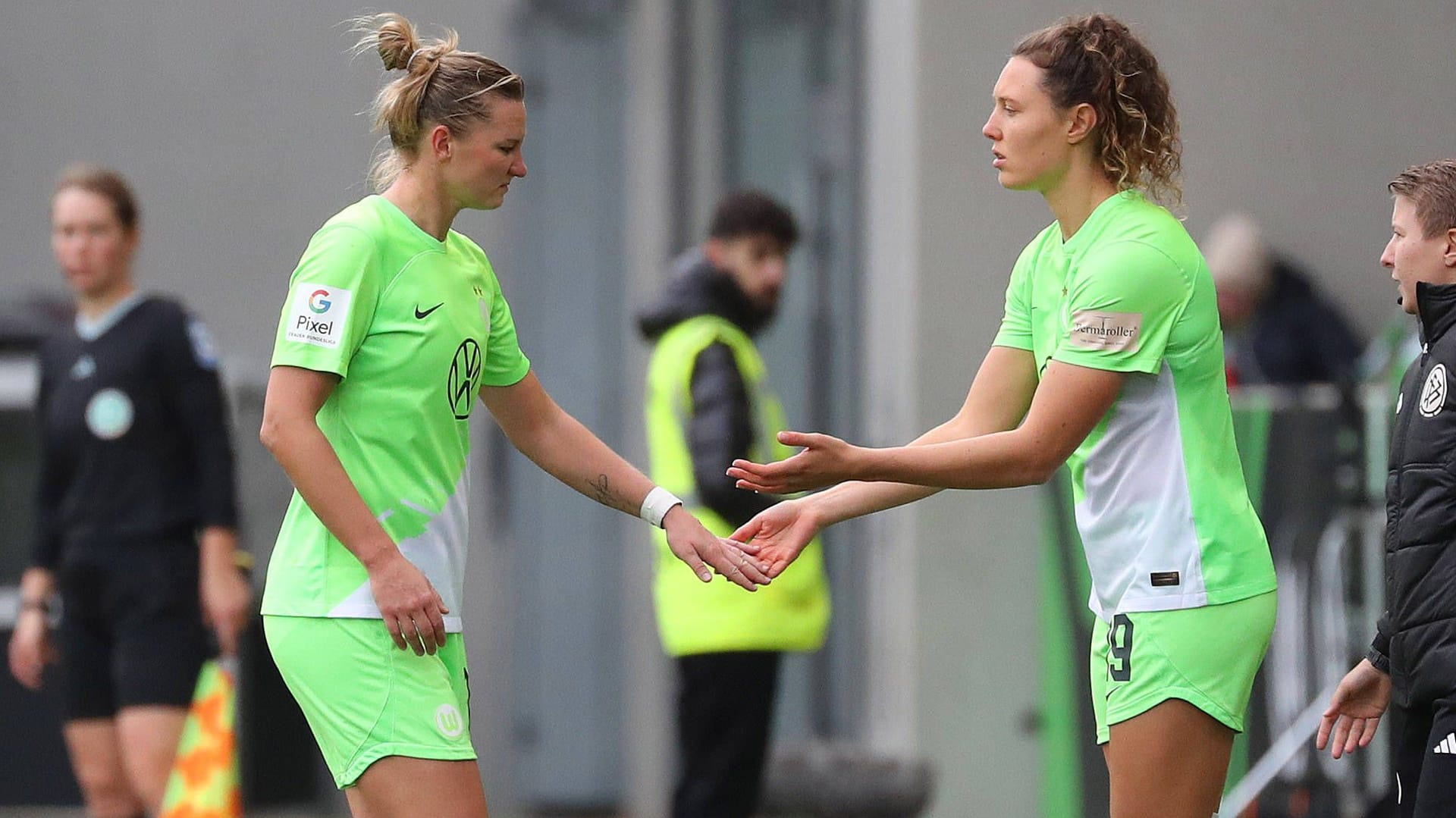 Fenna Kalma (r.) kommt für Alexandra Popp: Die Nationalspielerin beendete die Partie frühzeitig.