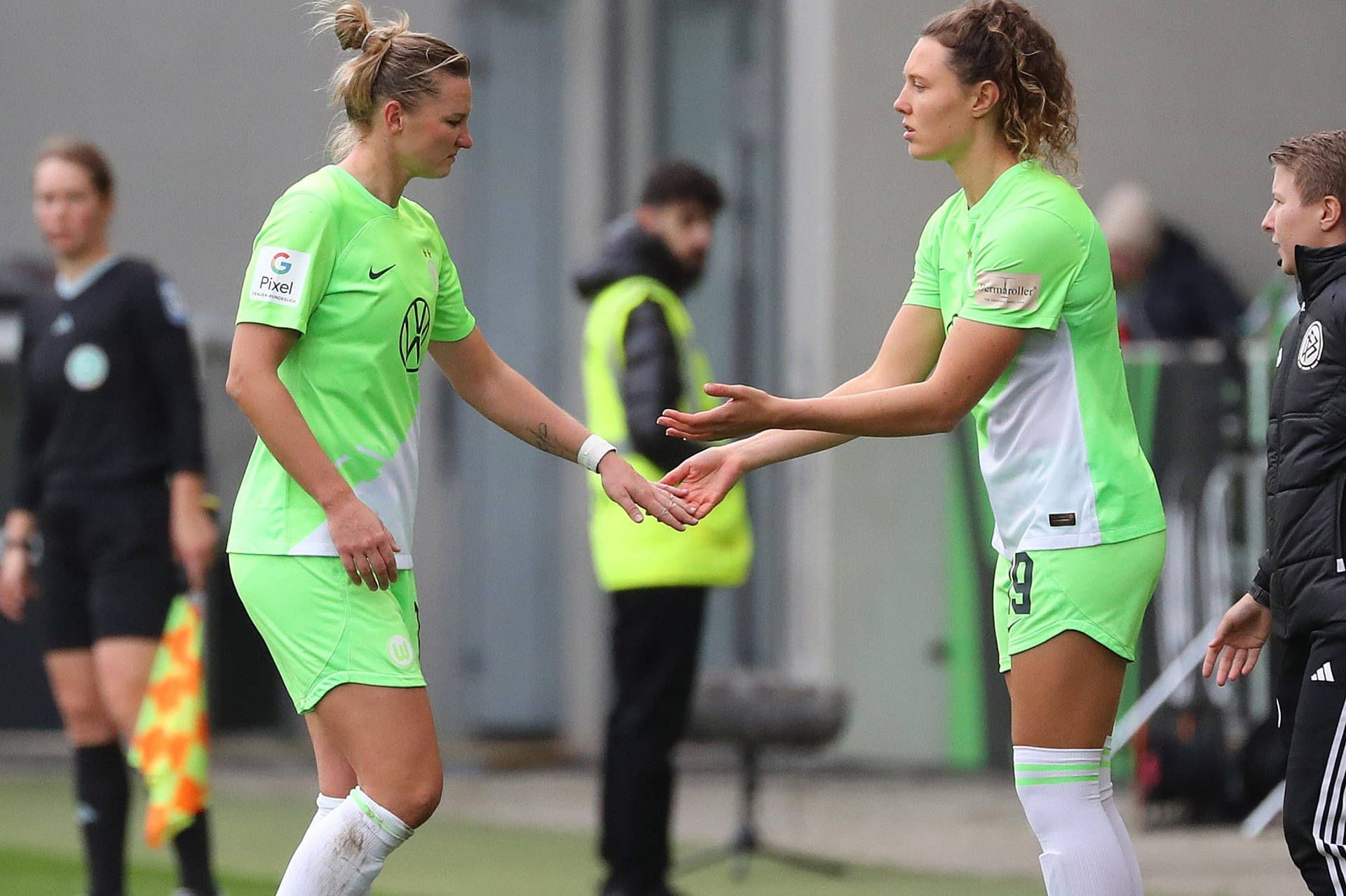 Fenna Kalma (r.) kommt für Alexandra Popp: Die Nationalspielerin beendete die Partie frühzeitig.