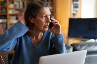Ältere Frau wirkt gestresst (Symbolbild): Auch ein Burnout kann Grund für eine dauerhafte Erwerbsminderung sein.