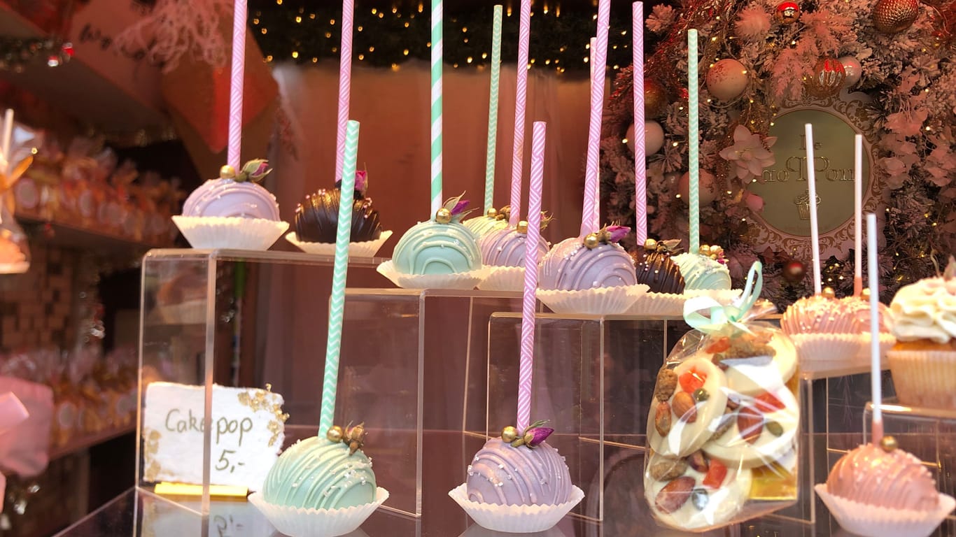 Bunte Cake-Pops und Cupcakes: Auch Süßes darf auf den Märkten nicht fehlen.