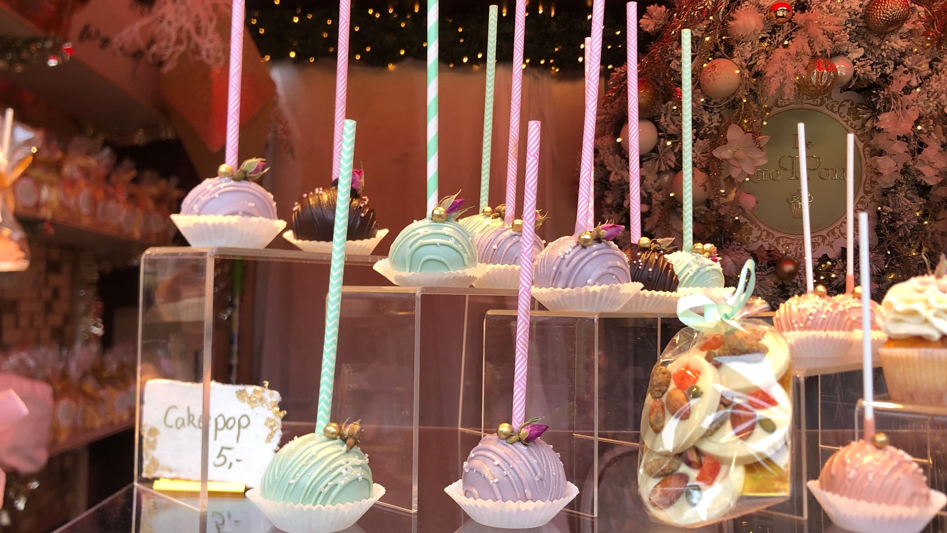 Bunte Cake-Pops und Cupcakes: Auch Süßes darf auf den Märkten nicht fehlen.