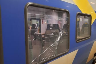 Die beschädigte Scheibe des Regio-Zugs nach der Einfahrt am Münchner Hauptbahnhof.