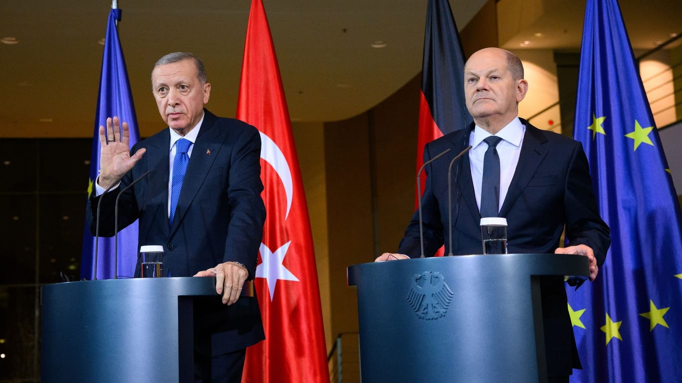 Recep Tayyip Erdoğan (links) und Olaf Scholz (rechts) im Bundeskanzleramt: Der türkische Präsident wich den Fragen eines dpa-Journalisten im Bundeskanzleramt aus.