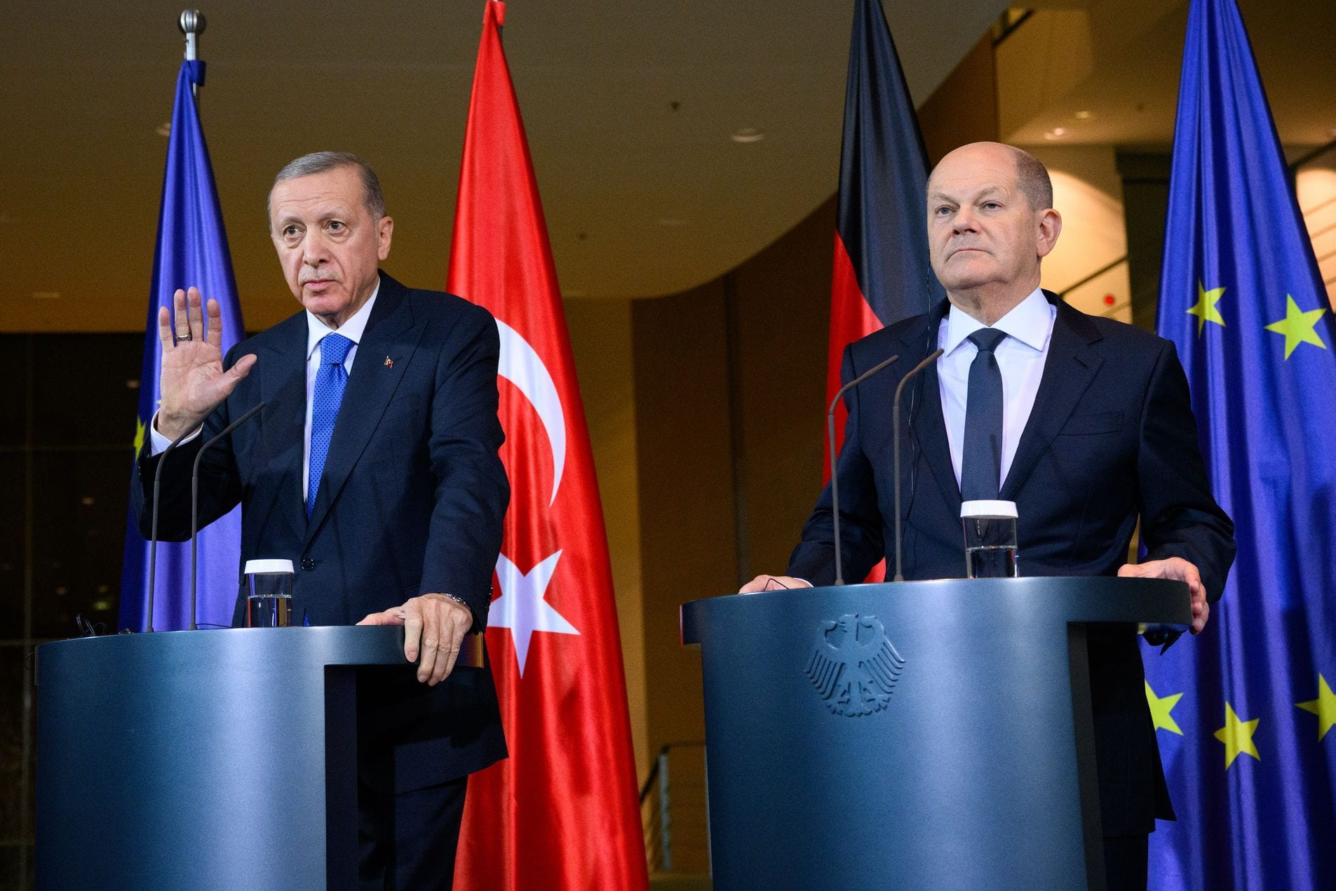 Recep Tayyip Erdoğan (links) und Olaf Scholz (rechts) im Bundeskanzleramt: Der türkische Präsident wich den Fragen eines dpa-Journalisten im Bundeskanzleramt aus.