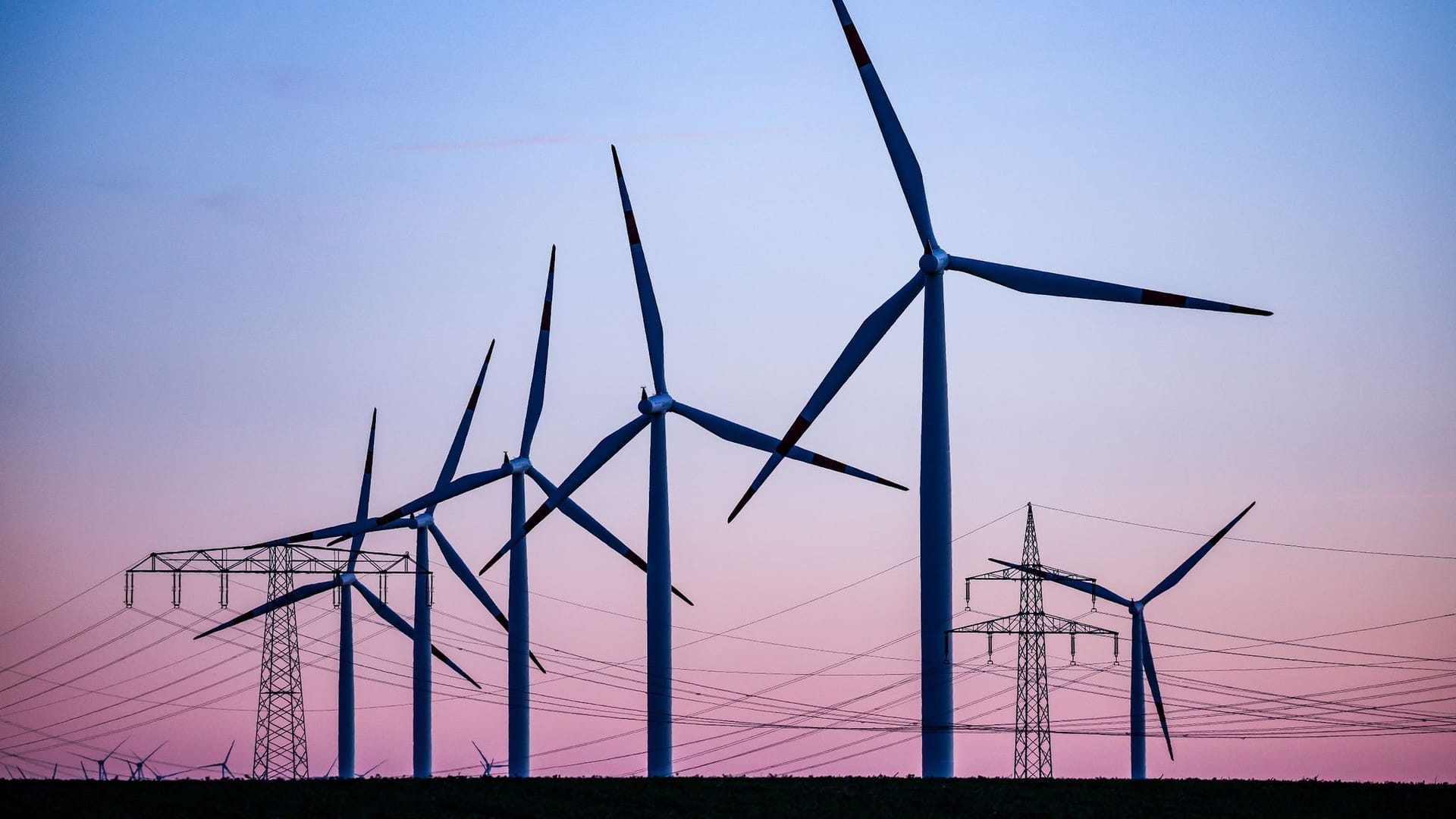 Windräder hinter Stromleitungen Windräder hinter Stromleitungen