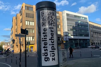 Litfaßsäule mit QR-Code: Die QR-Codes sind in unterschiedlicher Ausführung in der gesamten Stadt Köln zu finden.