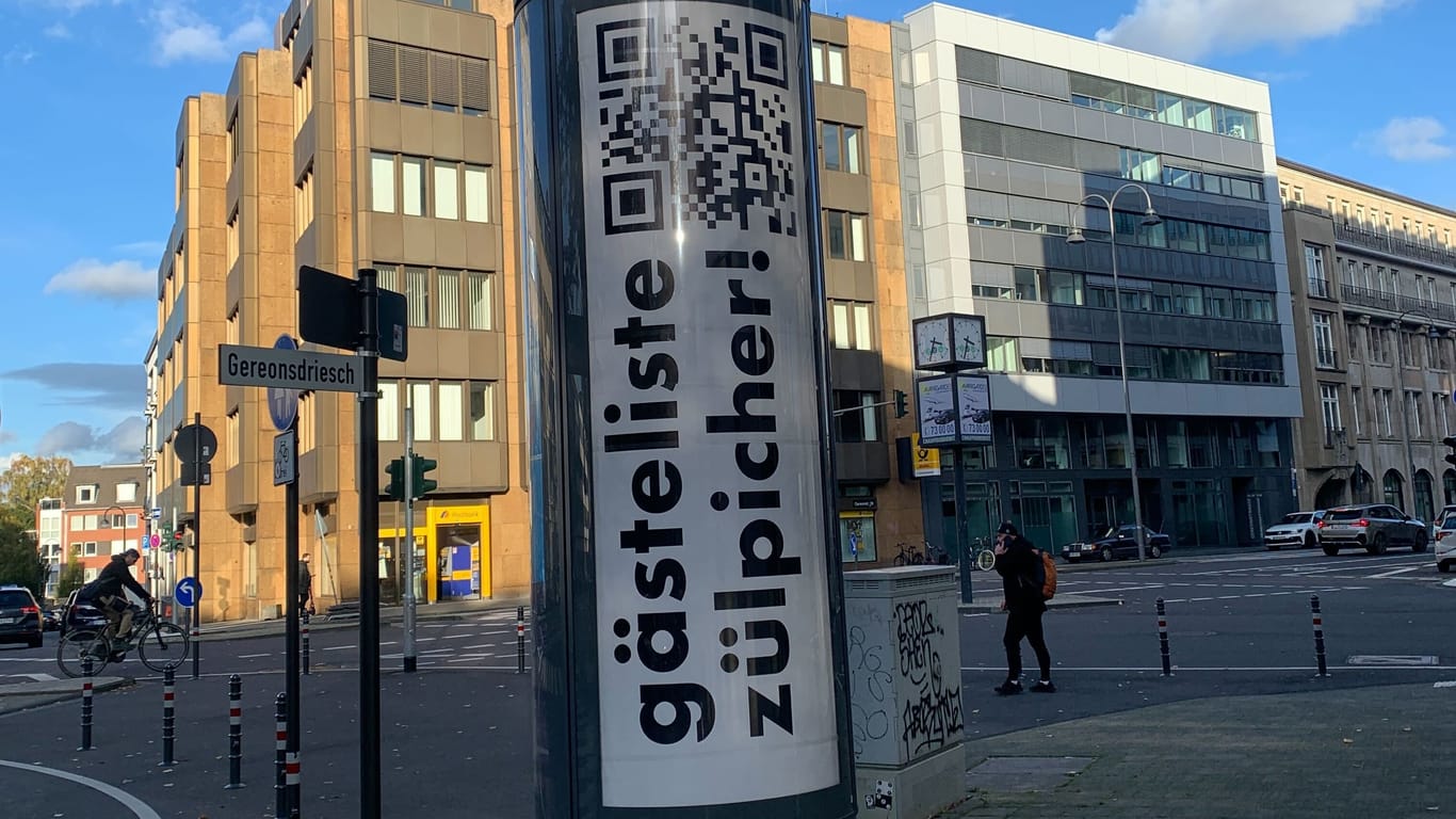 Litfaßsäule mit QR-Code: Die QR-Codes sind in unterschiedlicher Ausführung in der gesamten Stadt Köln zu finden.