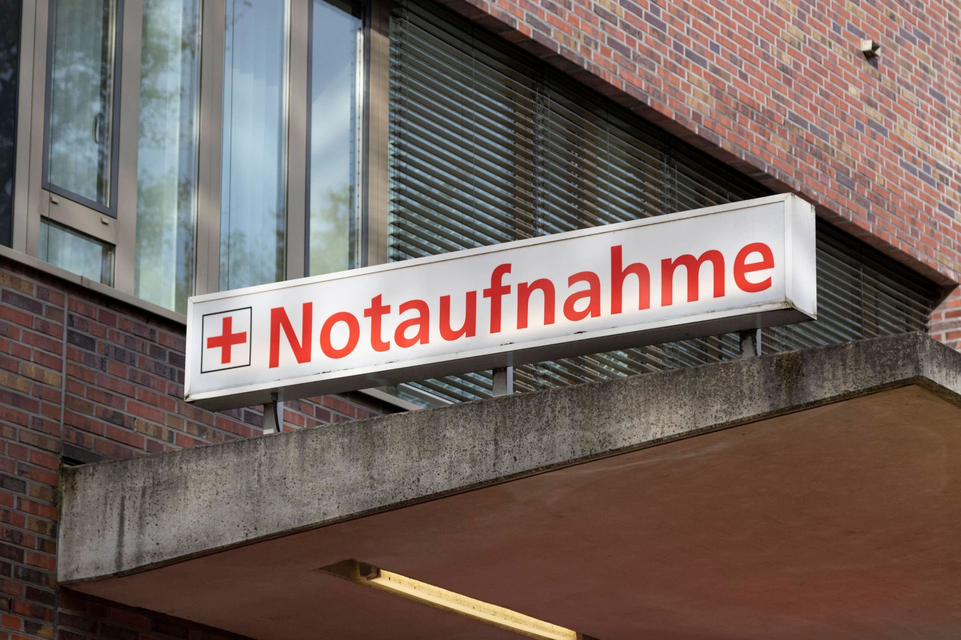 Mit schweren Kopfverletzungen nach einem Streit ist ein Arbeiter in die Notaufnahme gekommen. (Symbolfoto)