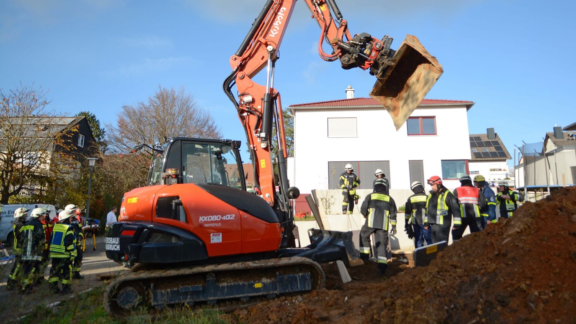 Mit einem Kran wurde am Freitag ein Verschütteter in Heroldsberg geborgen. Jedoch kam für ihn jede Hilfe zu spät. Mit einem Kran wurde am Freitag ein Verschütteter in Heroldsberg geborgen. Jedoch kam für ihn jede Hilfe zu spät.