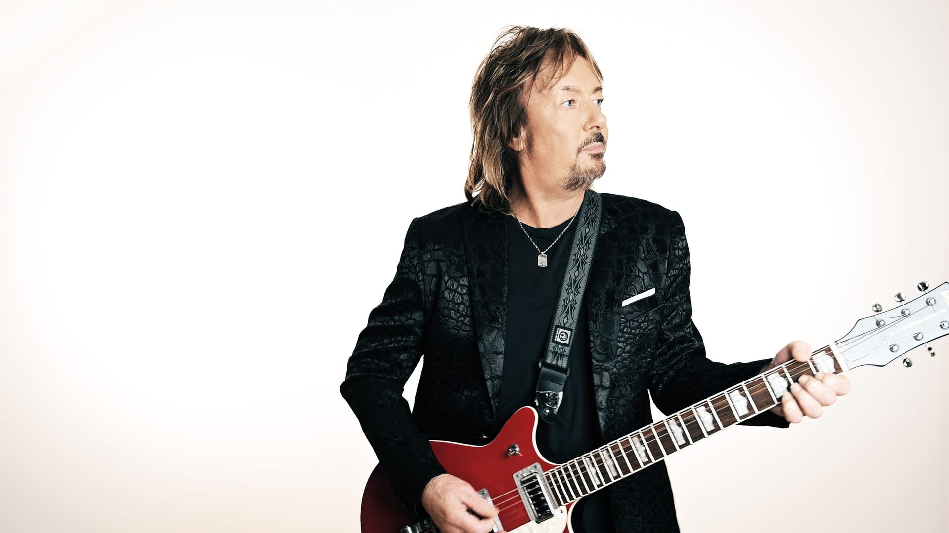 Musiker Chris Norman mit Gitarre.