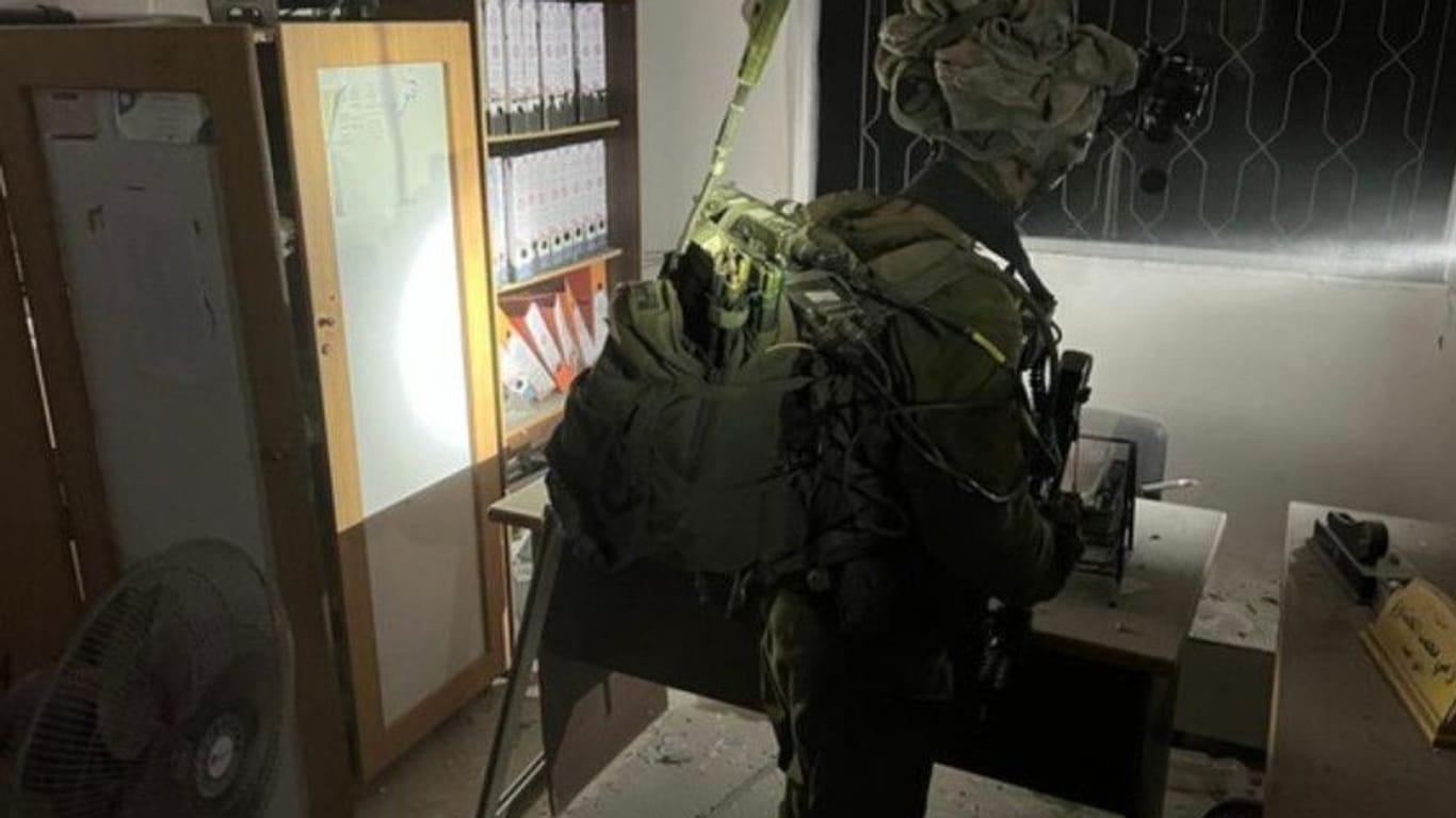 Ein Soldat der Gilvati-Brigade durchsucht einen Raum einer Hamas-Unterkunft.