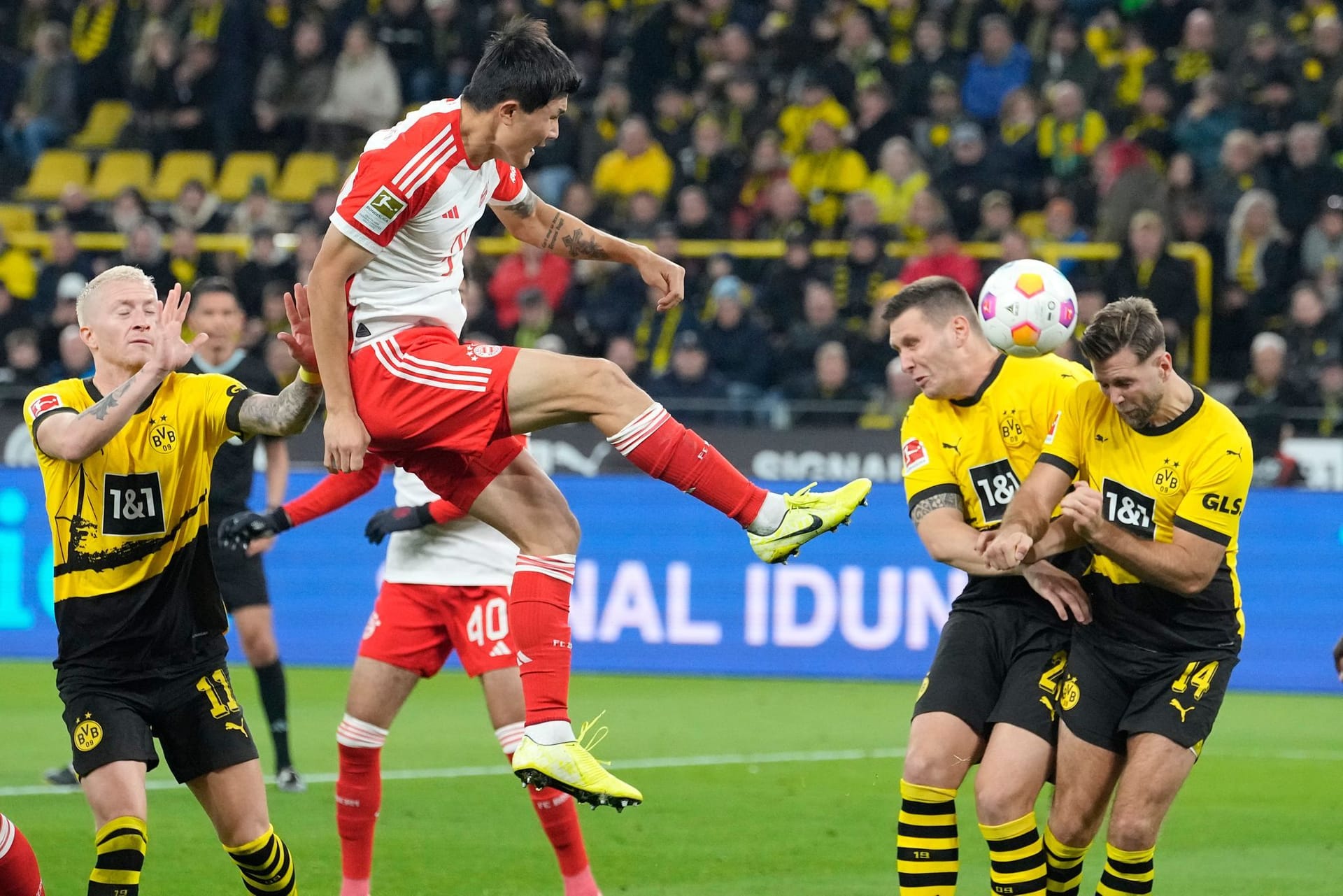 Min-jae Kim: Gewann ebenfalls viele Zweikämpfe, verteidigte aber deutlich aggressiver und weiter vorne, was teilweise auch zum Risiko für Bayern wurde. An der Entstehung der BVB-Großchance kurz vor der Pause mit einem schlampigen Pass mitbeteiligt. Starke Rettungsaktion per Grätsche (50.). Ließ sich von Moukoko tunneln (68.). Note 3